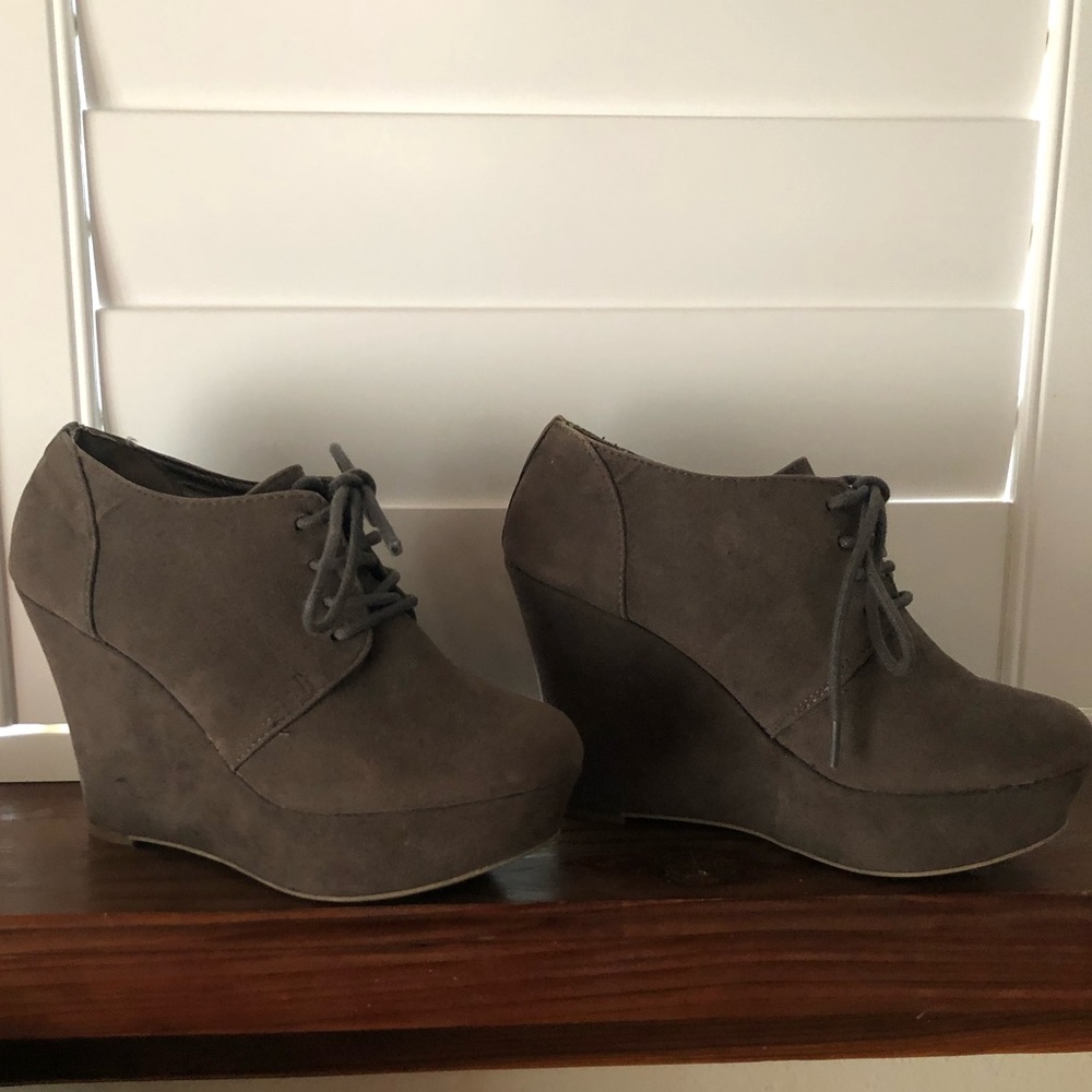 Grey wedge shoe